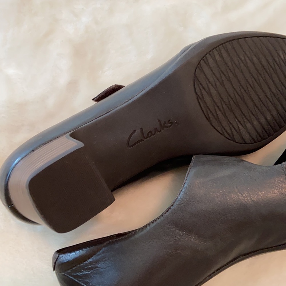 LIKE NEW Clarks MaryJane Heels NEVER WORN - Picture 3 of 4